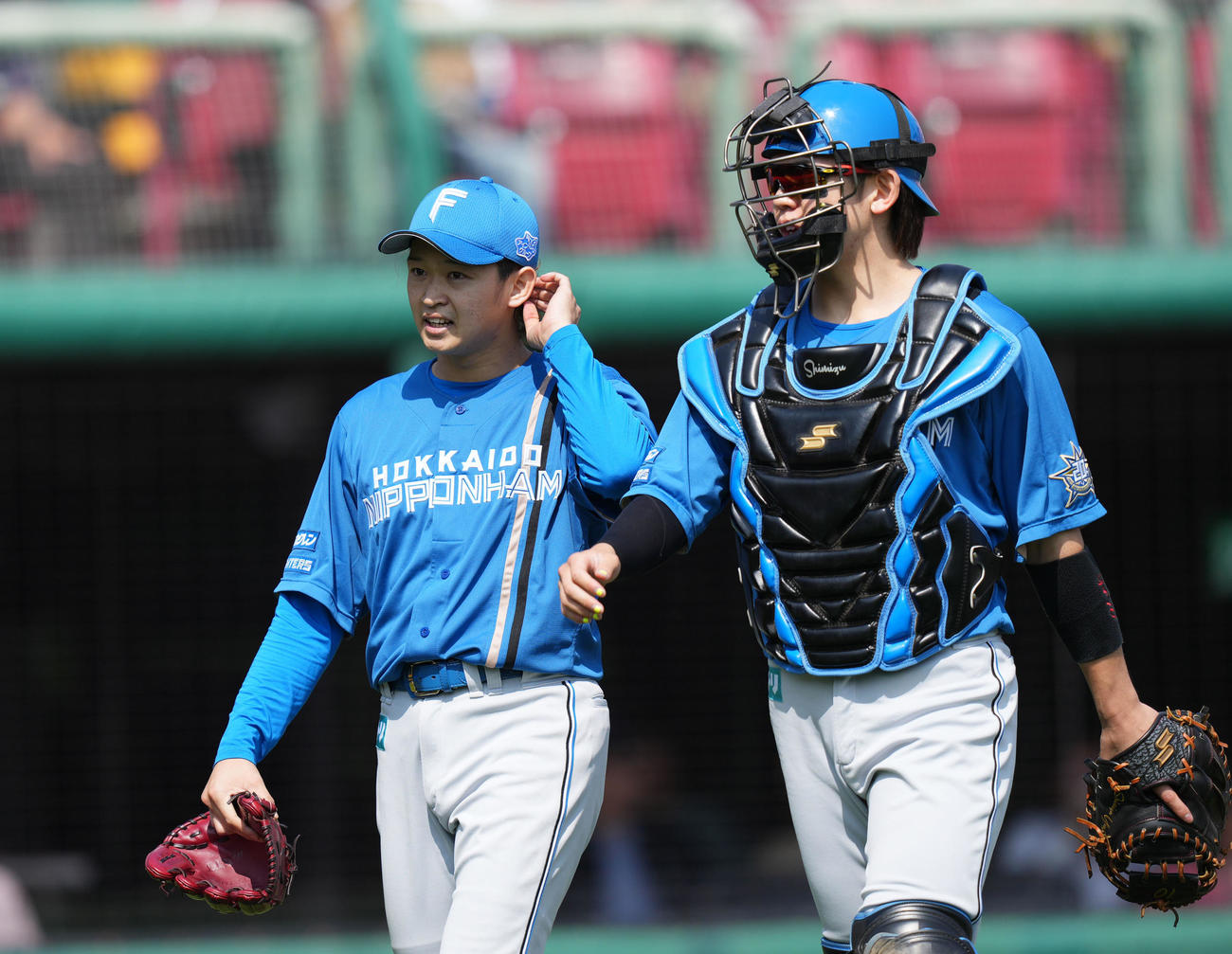 楽天対日本ハム　1回裏を無失点に抑えベンチへ引き揚げる日本ハム鈴木（左）と清水（撮影・横山健太）