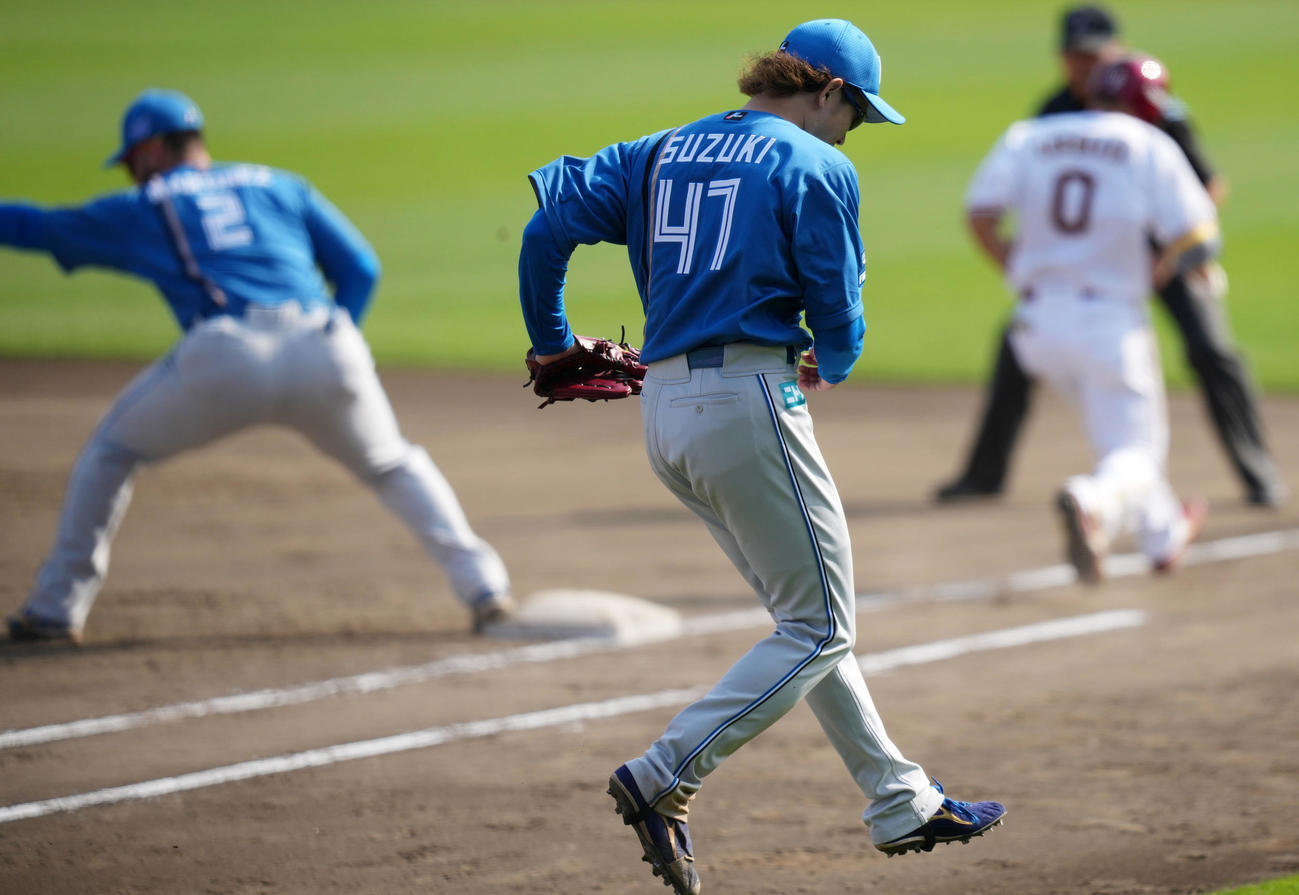楽天対日本ハム　5回裏楽天1死一、二塁、小深田を二ゴロ併殺打に仕留め跳びはねながらガッツポーズする鈴木（撮影・横山健太）