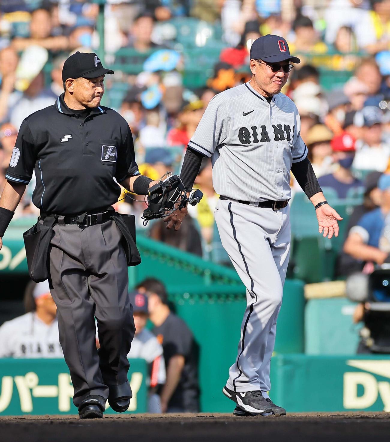 投手交代を告げマウンドへ向かう原監督（撮影・上田博志）