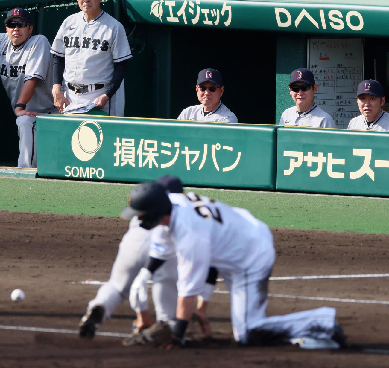 7回裏阪神2死一、二塁、近本の中前適時打で悪送球が内野へ返ってきた状況をベンチから見守る原監督（撮影・加藤哉）