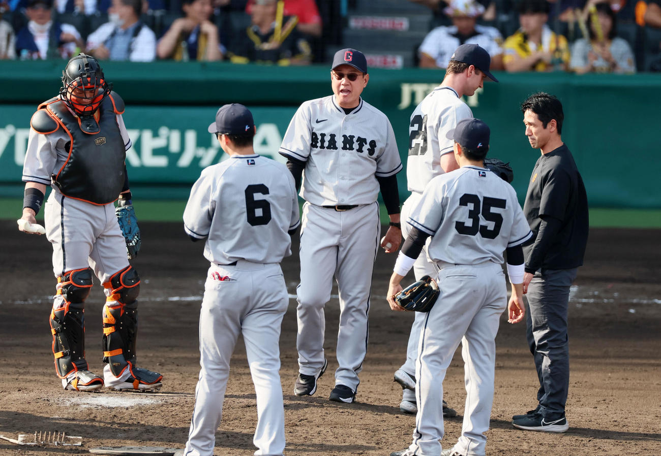 7回裏阪神2死一、二塁、近本に中前適時打を打たれグリフィン（右）に交代を告げた原監督（撮影・加藤哉）