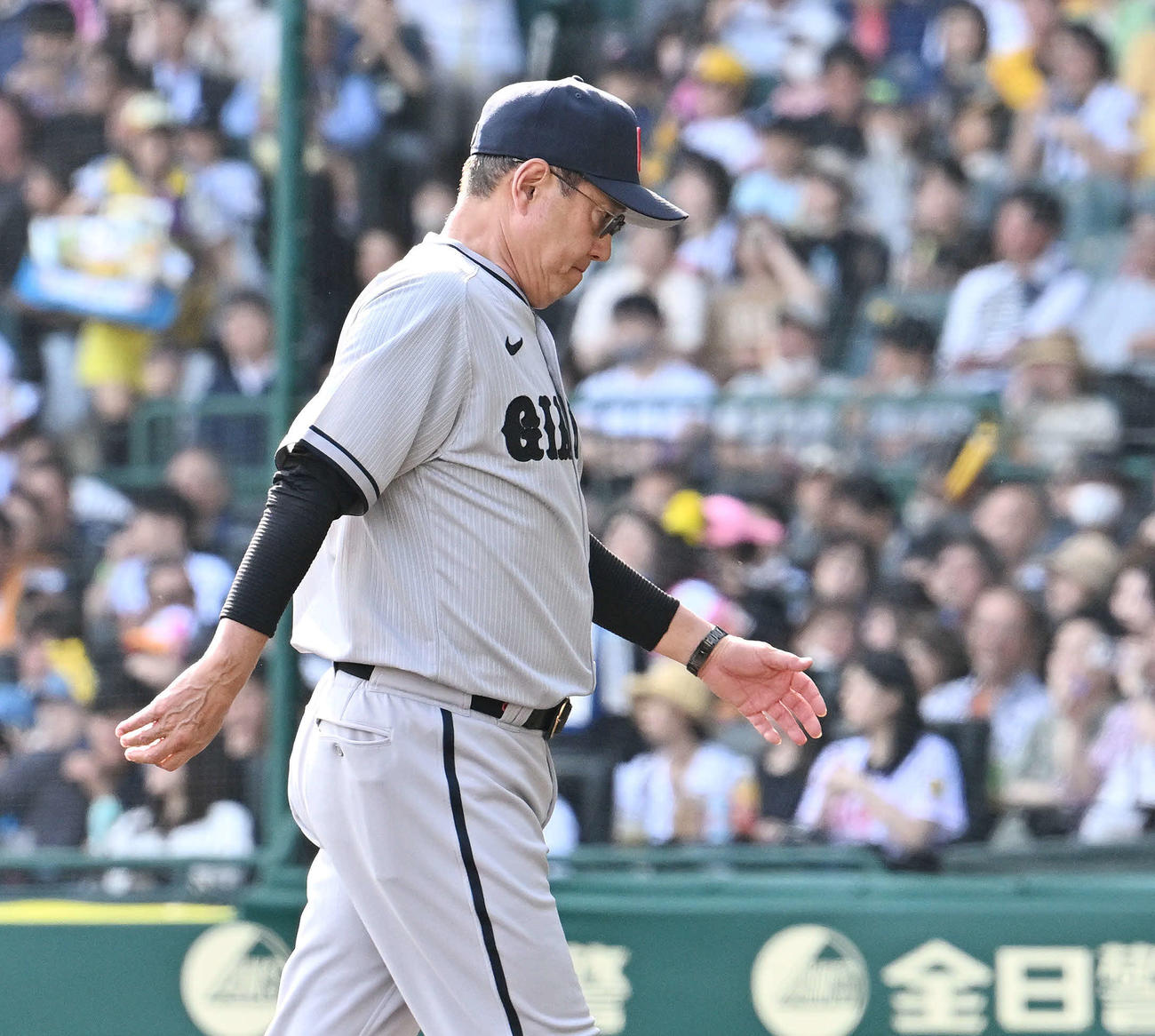 阪神対巨人　7回裏、投手の交代を告げ厳しい表情でベンチへ引き揚げる巨人原監督（撮影・滝沢徹郎）