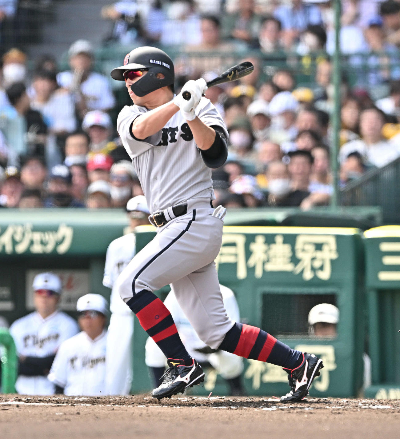 阪神対巨人　2回表巨人無死、長野は左前打を放つ（撮影・滝沢徹郎）