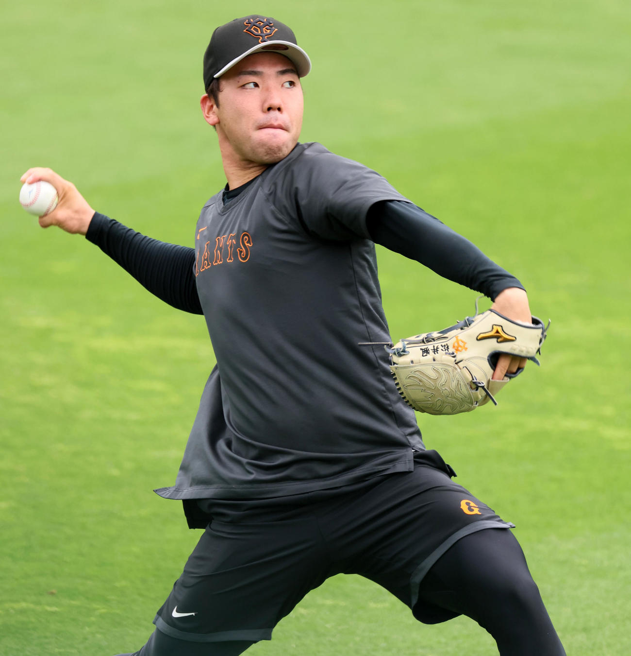 阪神対巨人　練習でキャッチボールする松井（撮影・加藤哉）