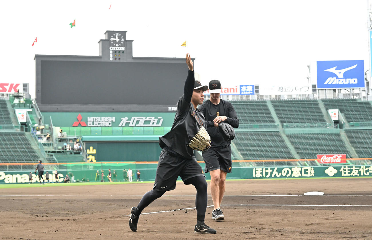 阪神対巨人　試合前練習でノックを受ける巨人松井（手前）とグリフィン（撮影・滝沢徹郎）