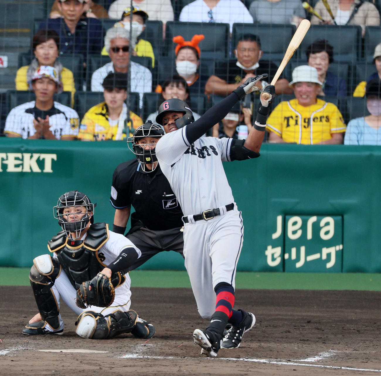 阪神対巨人　9回表巨人2死一塁、ブリンソンは中越え2点本塁打を放つ（撮影・加藤哉）