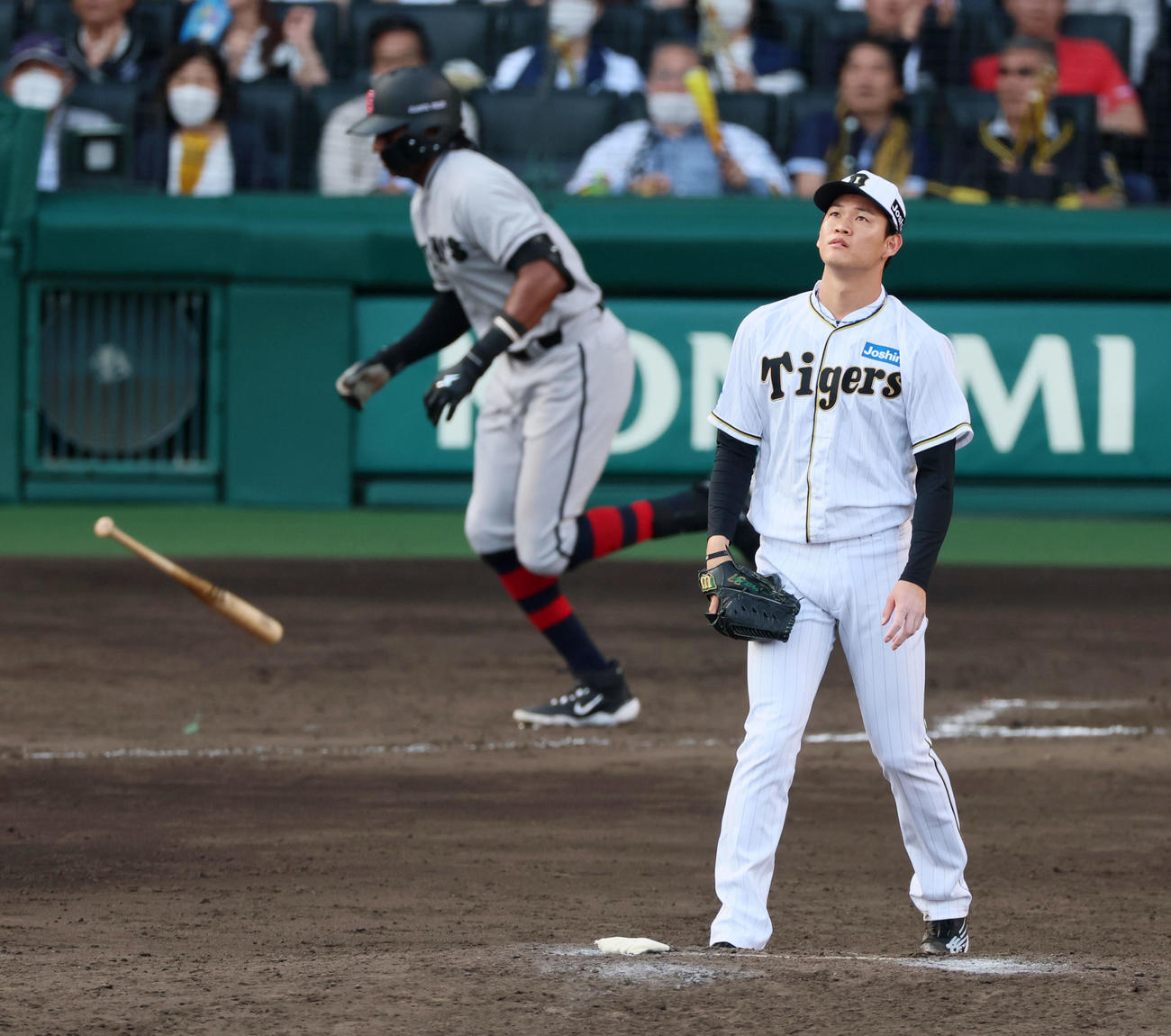 阪神対巨人　9回表巨人2死一塁、及川はブリンソンに中越え2点本塁打を被弾（撮影・加藤哉）