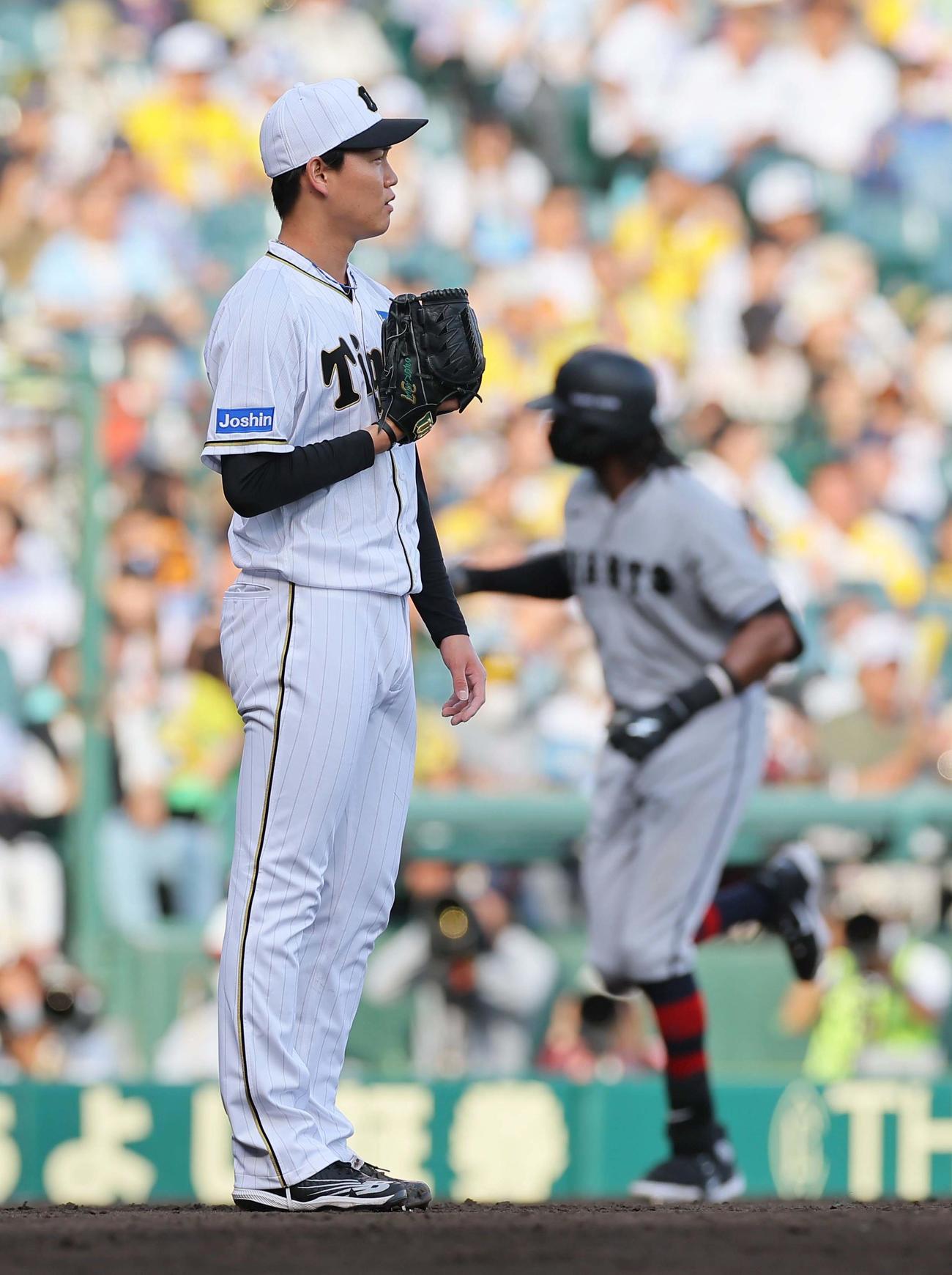 阪神対巨人　9回表巨人2死一塁、及川はブリンソンに2点本塁打を浴びる（撮影・上田博志）