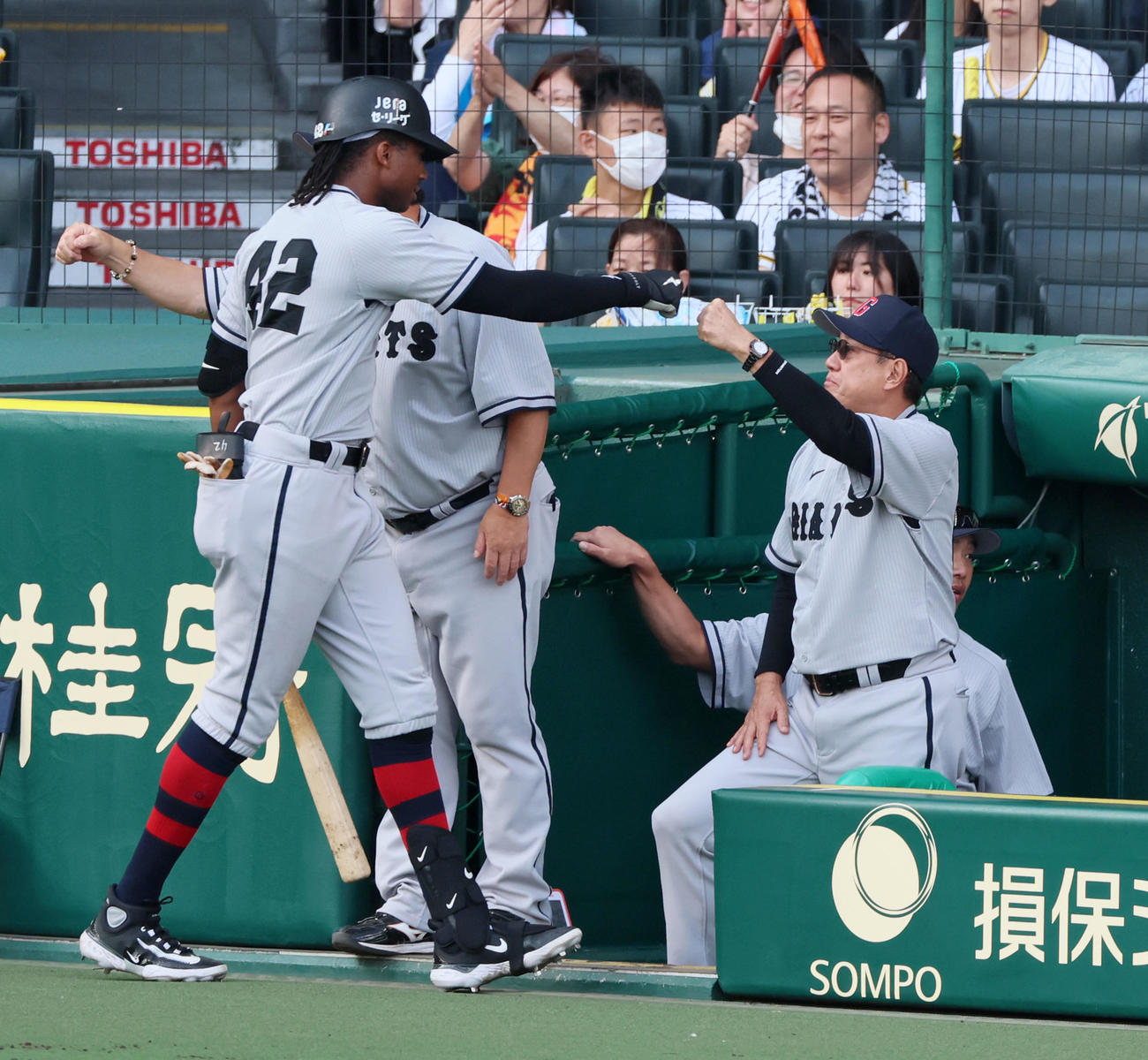 阪神対巨人　9回表巨人2死一塁、原監督（右）は中越え2点本塁打を放ったブリンソンをベンチで出迎える（撮影・加藤哉）