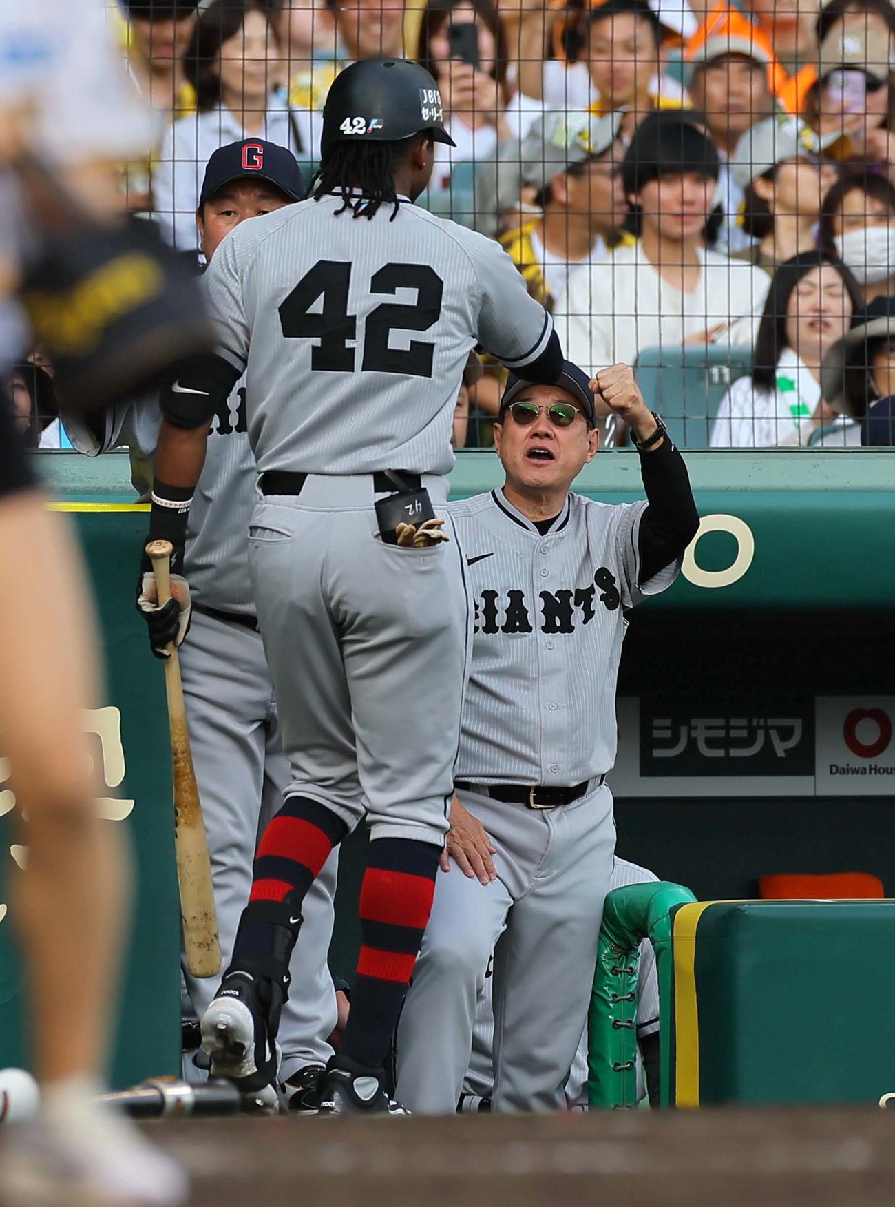 阪神対巨人　9回表巨人2死一塁、2点本塁打を放ったブリンソン（左）をベンチで出迎える原監督（撮影・上田博志）