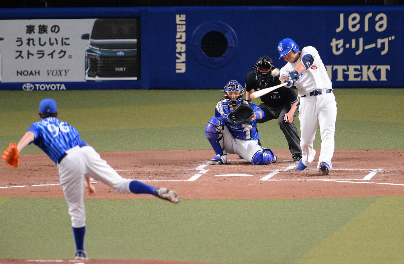 中日対DeNA 1回裏中日2死、左中間へソロ本塁打を放つ細川。投手バウアー（撮影・森本幸一）