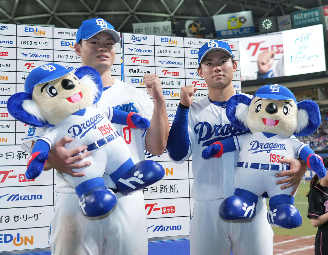 中日対DeNA　お立ち台でポーズを決める中日細川（左）と村松（撮影・森本幸一）