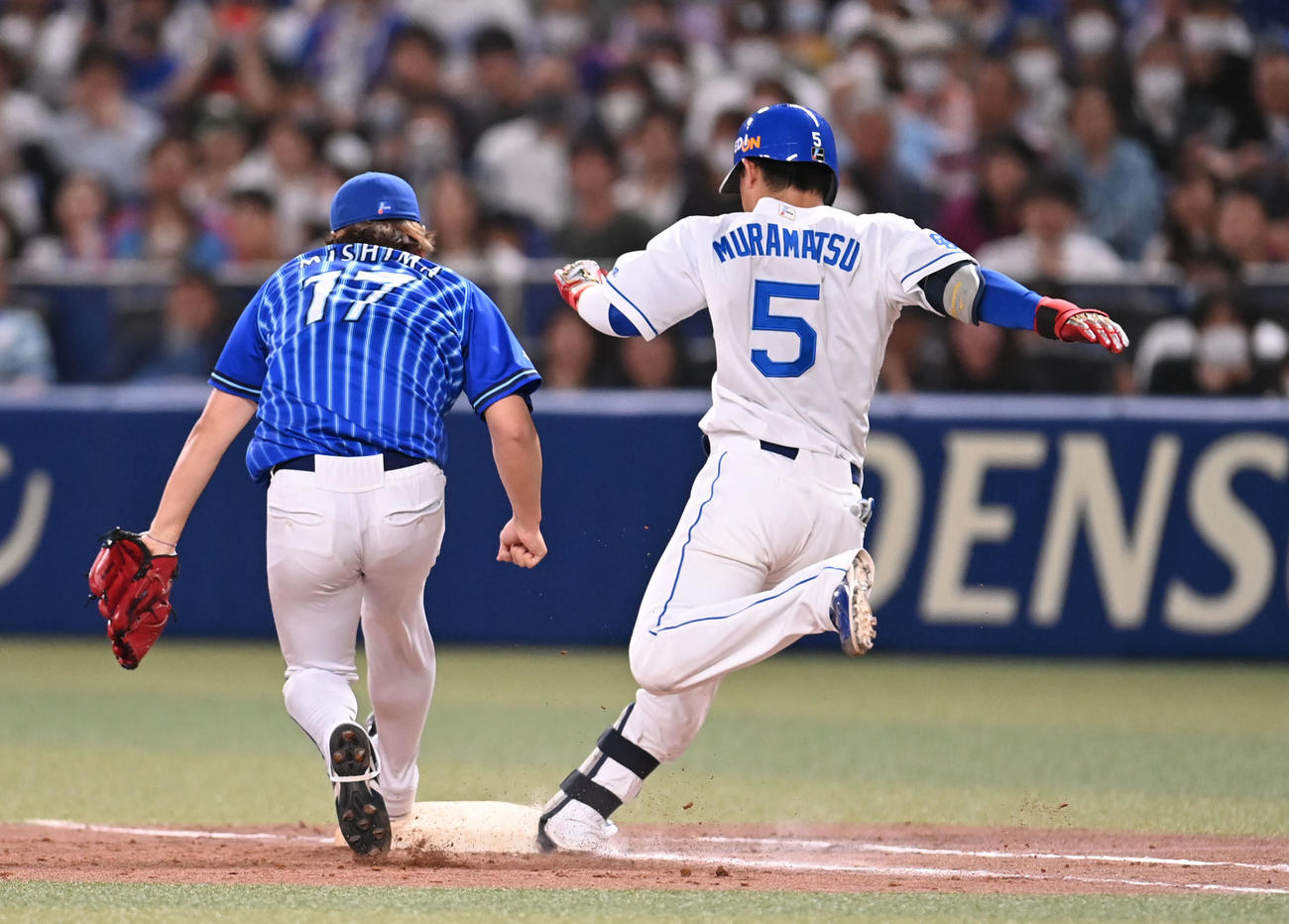 9回裏中日2死二塁、一塁内野安打を放った村松（右）（撮影・森本幸一）