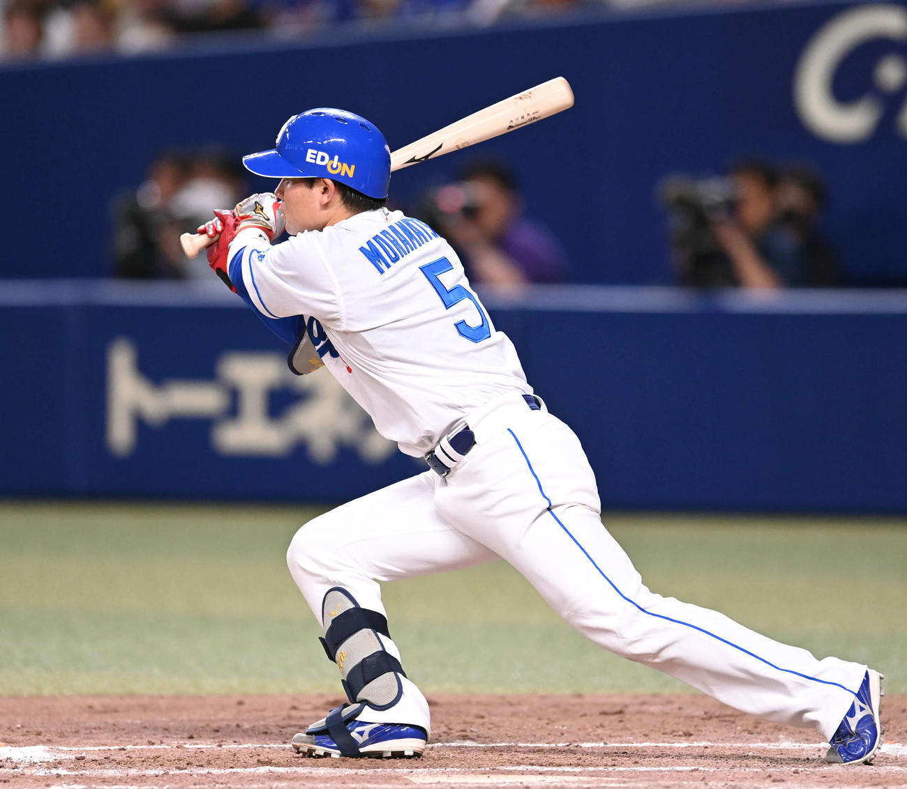 中日対DeNA 9回裏中日2死二塁、一塁へのサヨナラ内野安打を放つ村松（撮影・森本幸一）
