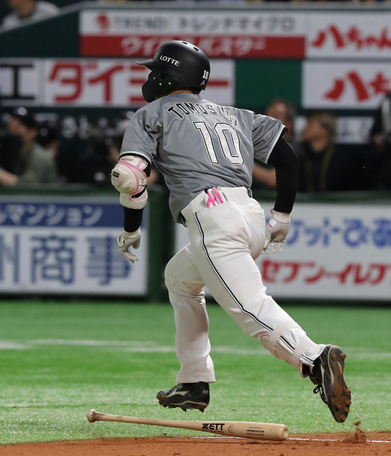ソフトバンク対ロッテ　4回表ロッテ2死一、二塁、友杉は右前適時打を放つ（撮影・冨田成美）