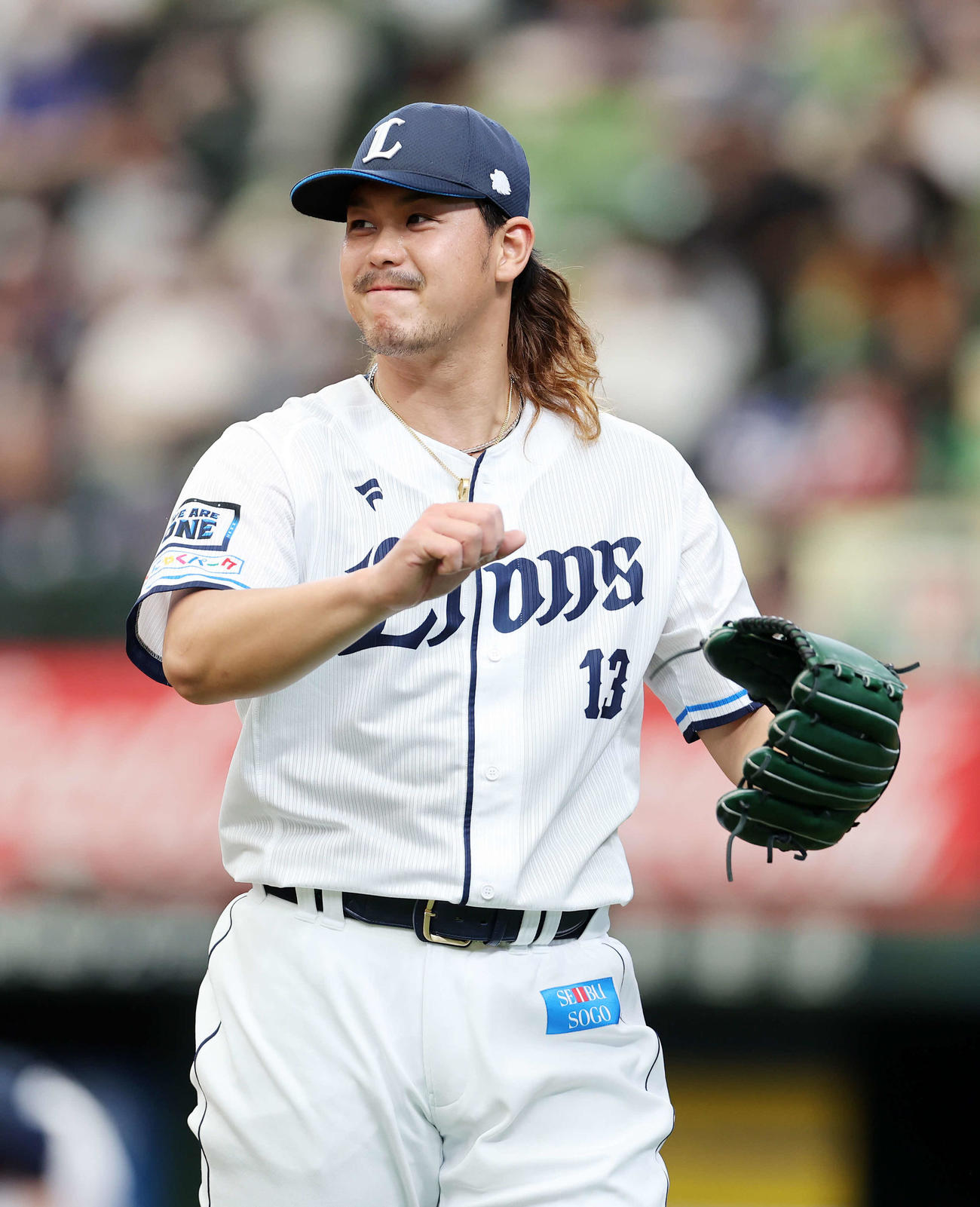 西武対オリックス　4回表、オリックスの攻撃を抑え笑顔でベンチに引き揚げる西武高橋（撮影・鈴木正人）