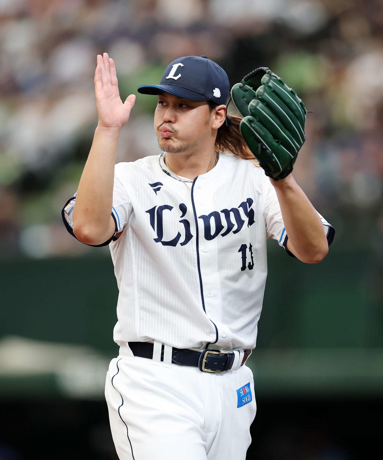 西武対オリックス　5回表、オリックスの攻撃を抑えベンチに引き揚げる西武高橋（撮影・鈴木正人）