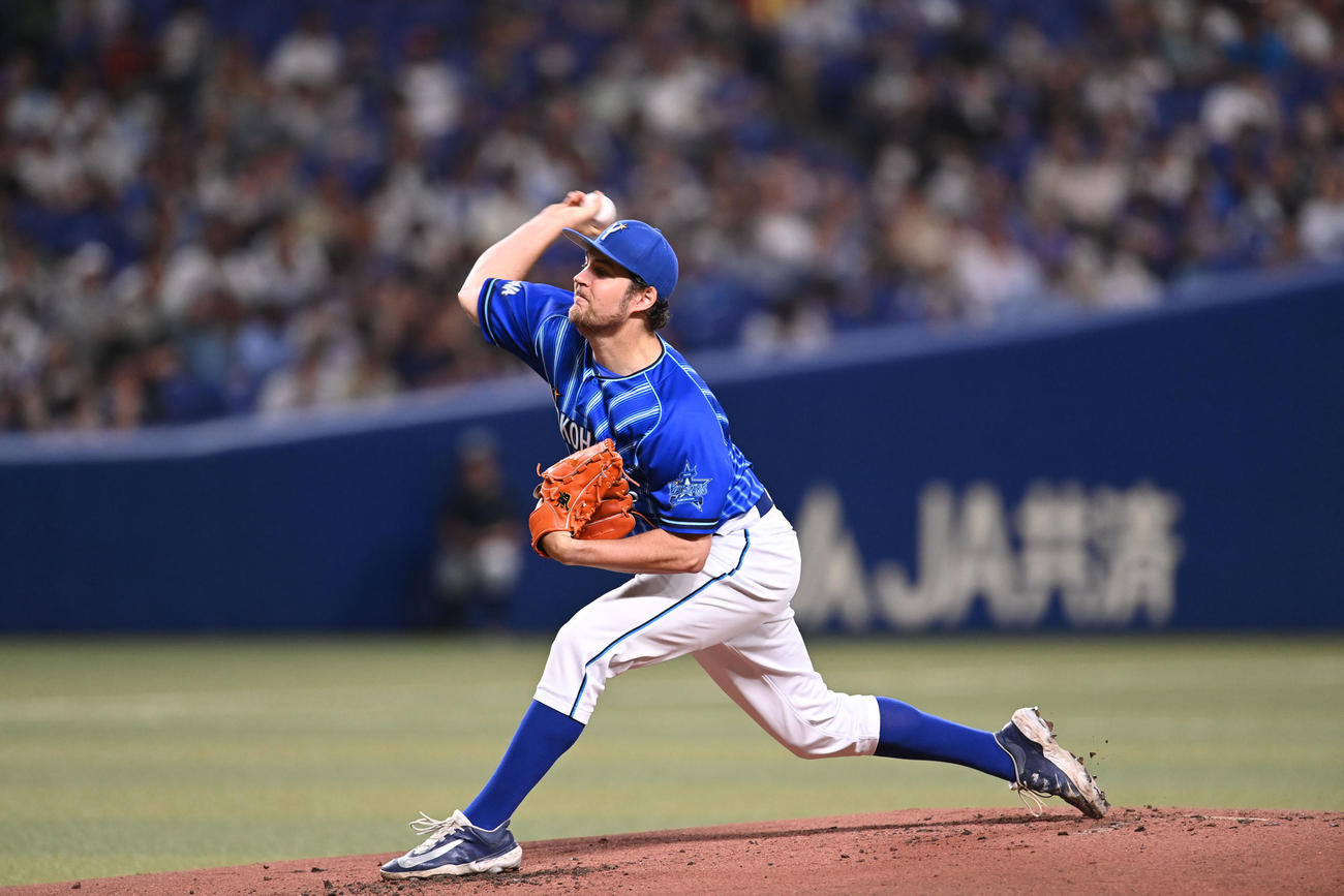 中日対DeNA 1回裏、登板するDeNA先発のバウアー（撮影・森本幸一）