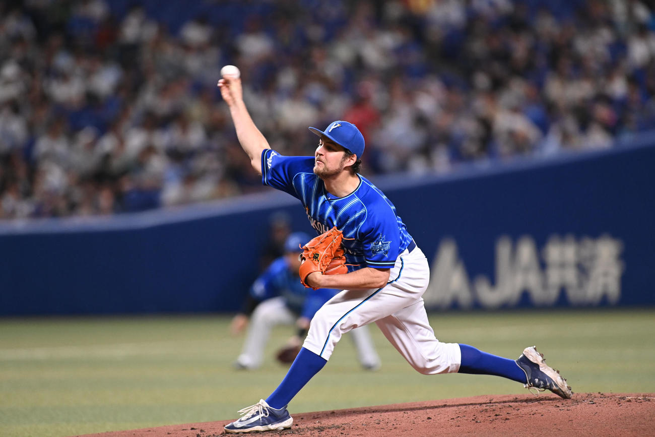 中日対DeNA 1回裏、登板するDeNA先発のバウアー（撮影・森本幸一）