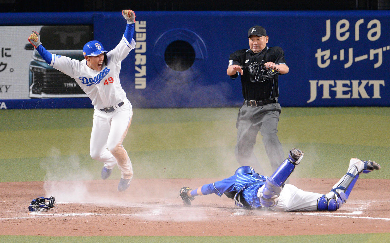 中日対DeNA 9回裏中日2死二塁、村松の一塁内野安打の間に生還する伊藤（左）捕手は伊藤（撮影・森本幸一）