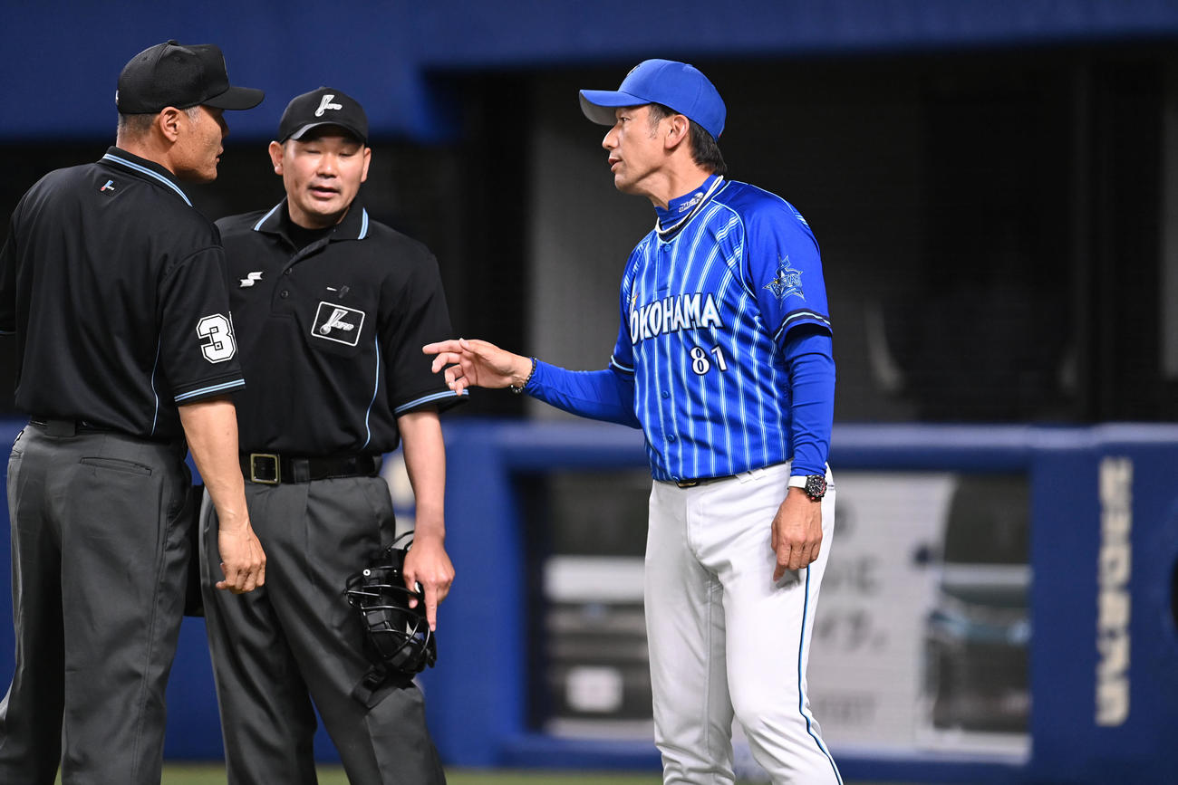 中日対DeNA 9回裏中日2死二塁、一塁内野安打と本塁生還を同時にリクエストする三浦監督（右）（撮影・森本幸一）