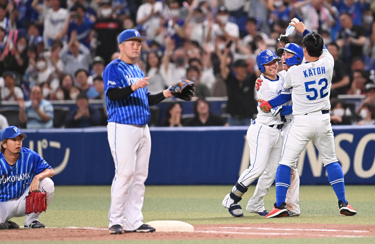 中日対DeNA 9回裏中日2死二塁、一塁内野安打でサヨナラ勝利し手荒い祝福を受ける村松（右から3人目）（撮影・森本幸一）