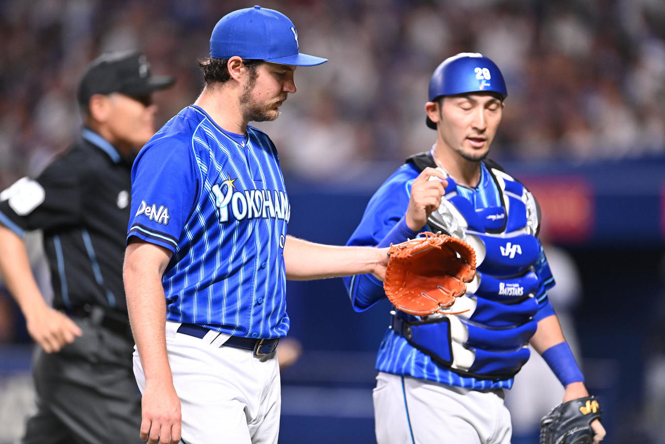 中日対DeNA 5回終了、伊藤とタッチを交わしベンチへ戻るバウアー（左）（撮影・森本幸一）