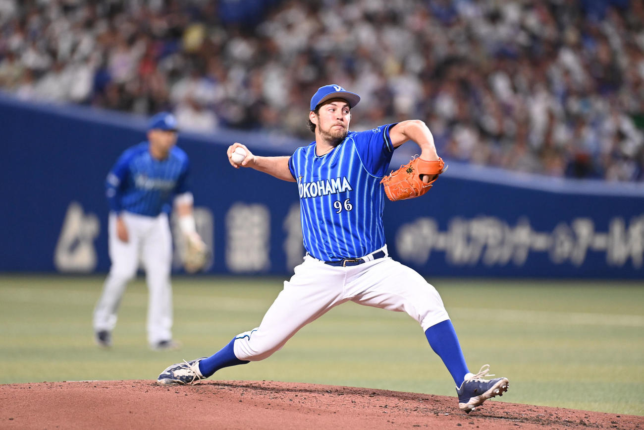 中日対DeNA 2回裏、力投するDeNA先発のバウアー（撮影・森本幸一）