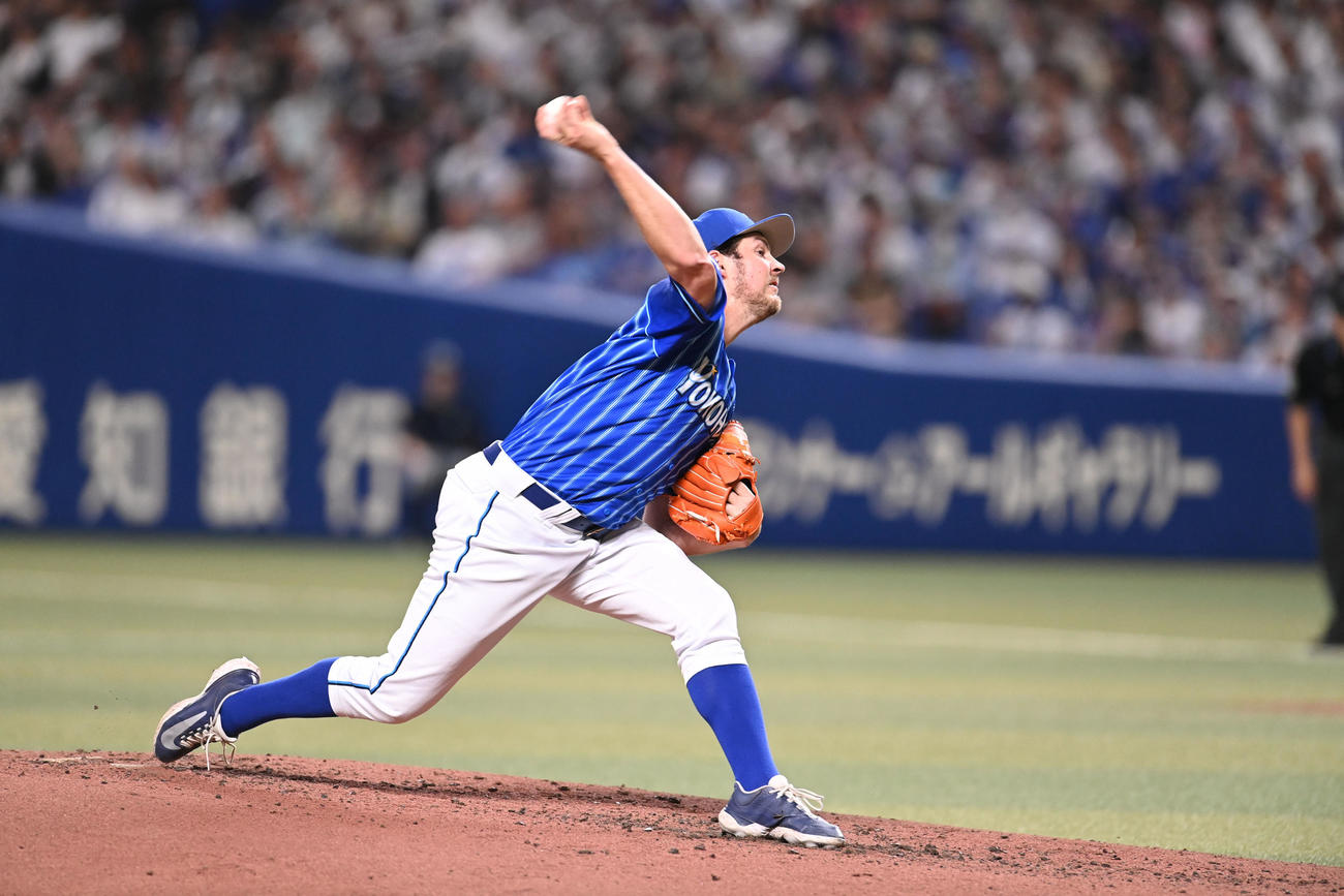 中日対DeNA 2回裏、力投するDeNA先発のバウアー（撮影・森本幸一）