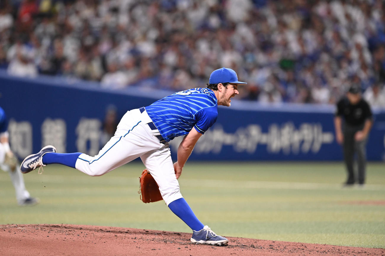 中日対DeNA 2回裏、力投するDeNA先発のバウアー（撮影・森本幸一）
