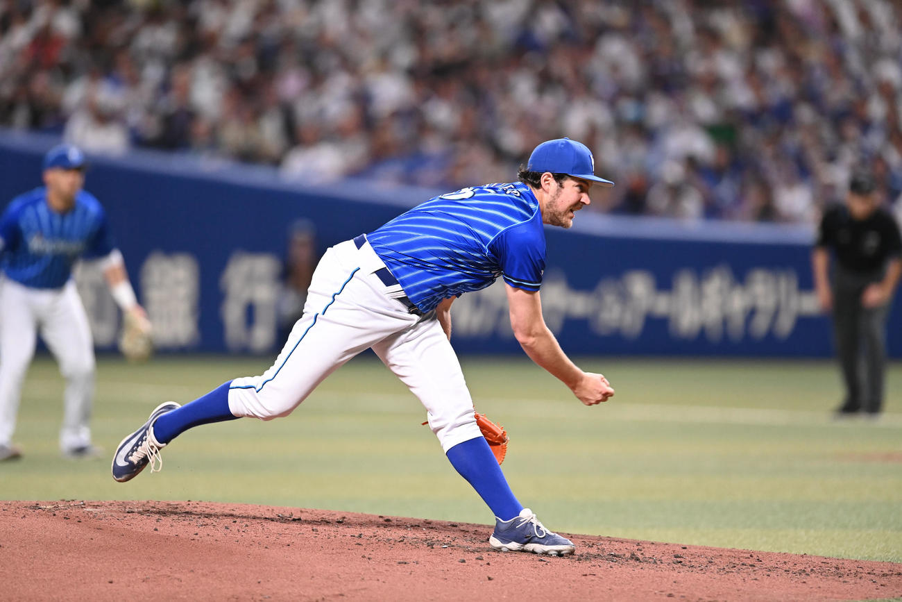 中日対DeNA 2回裏、力投するDeNA先発のバウアー（撮影・森本幸一）