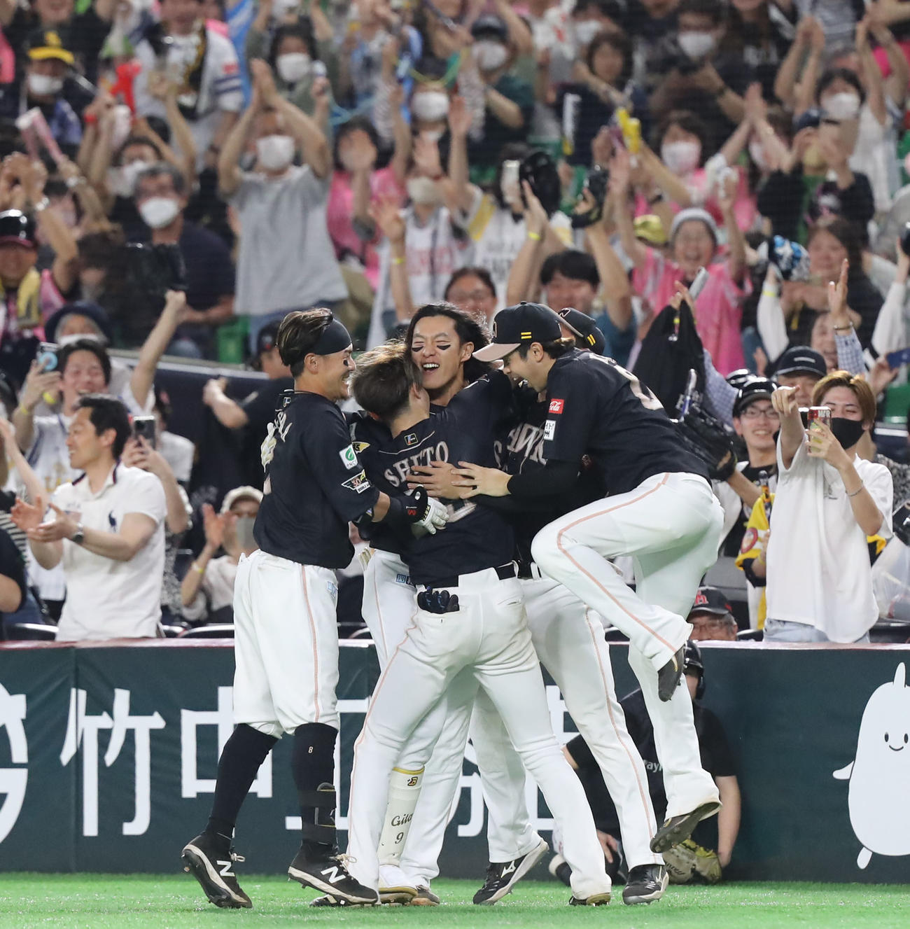 ソフトバンク対ロッテ　12回裏ソフトバンク1死一、三塁、柳田（中央）は右前サヨナラ適時打を放ち、ナインに抱きつかれる（撮影・冨田成美）