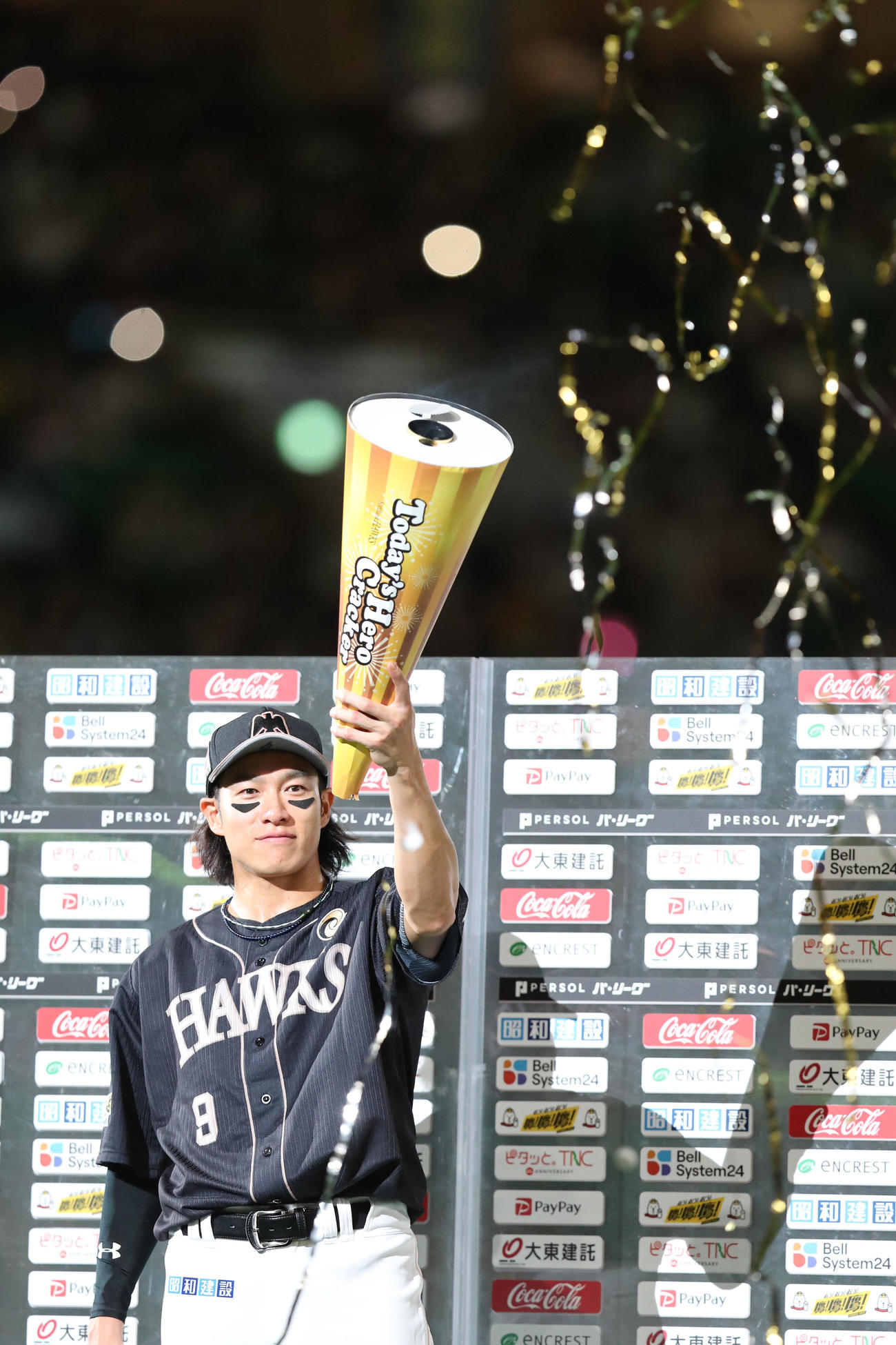 ソフトバンク対ロッテ　ヒーローになった柳田は巨大クラッカーを鳴らす（撮影・梅根麻紀）