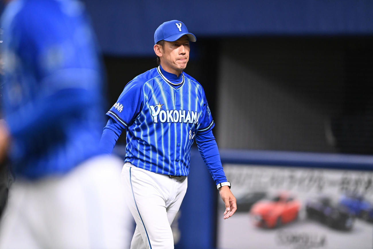 中日対DeNA 8回表DeNA攻撃終了、選手交代を告げる三浦監督（撮影・森本幸一）