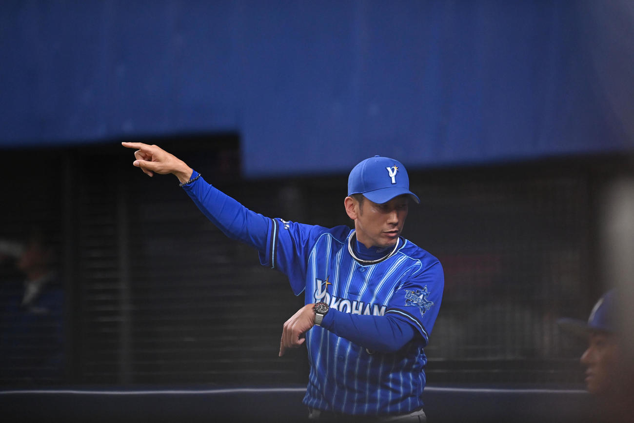 中日対DeNA 9回裏中日2死二塁、一塁と本塁の2つのセーフ判定にリクエストする三浦監督（撮影・森本幸一）