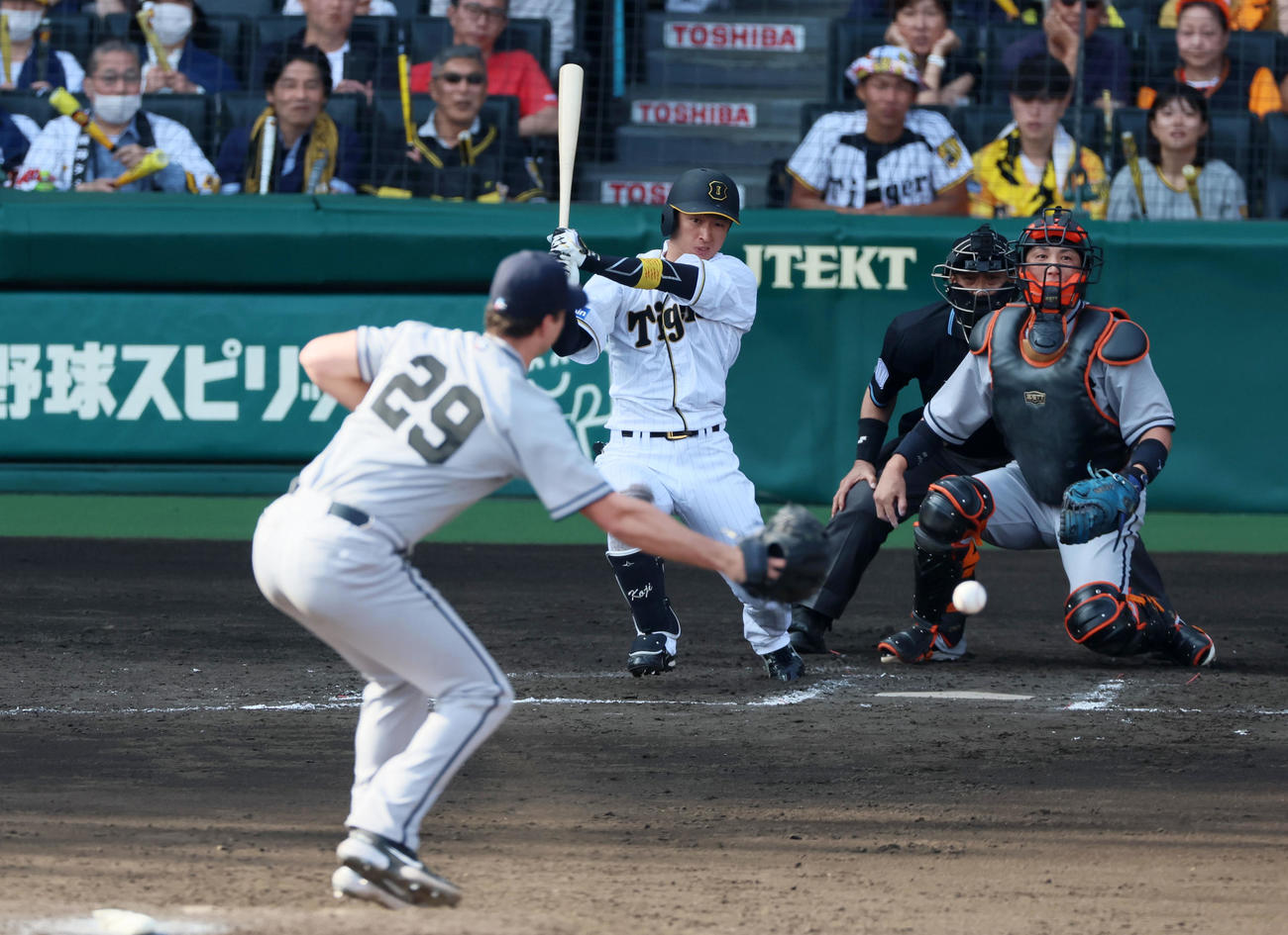 阪神対巨人　7回裏阪神2死一、二塁、近本は中前適時打を放つ。投手グリフィン（撮影・加藤哉）