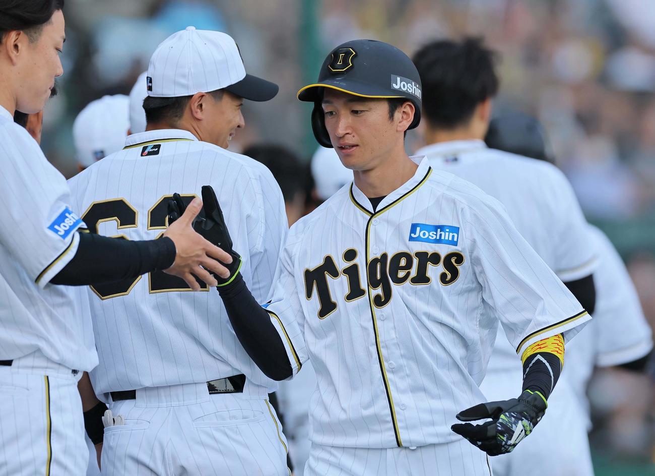阪神対巨人　7回裏阪神2死二、三塁、近本は野の適時打で生還する（撮影・上田博志）