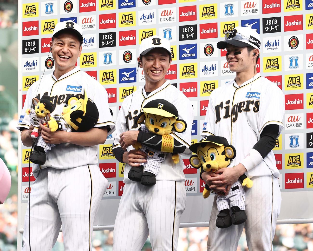 阪神対巨人　ヒーローインタビューで笑顔を見せる、左から大竹、近本、中野（撮影・上田博志）