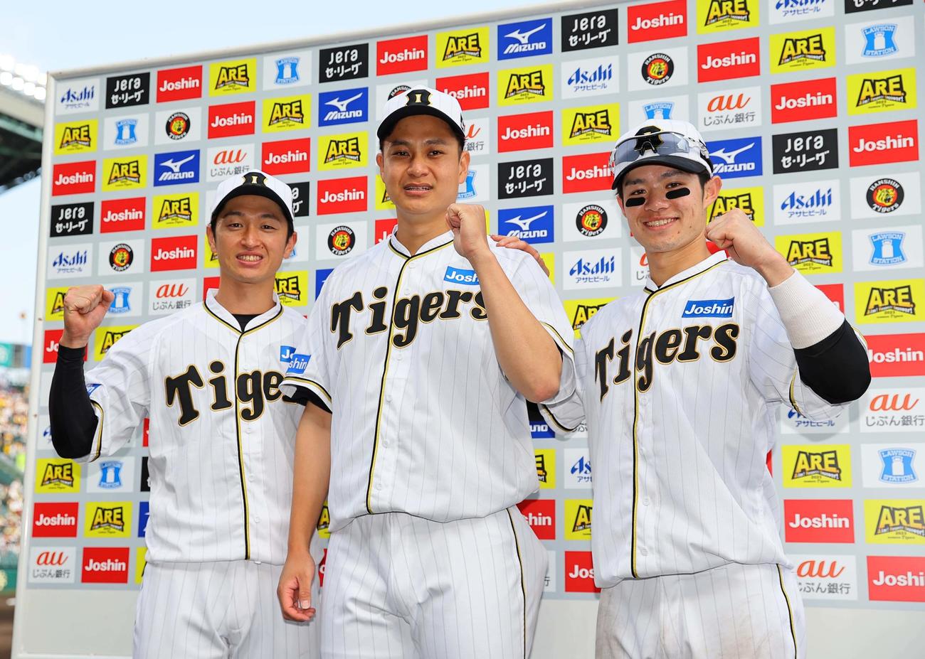 阪神対巨人　お立ち台でガッツポーズをする、左から近本、大竹、中野（撮影・上田博志）