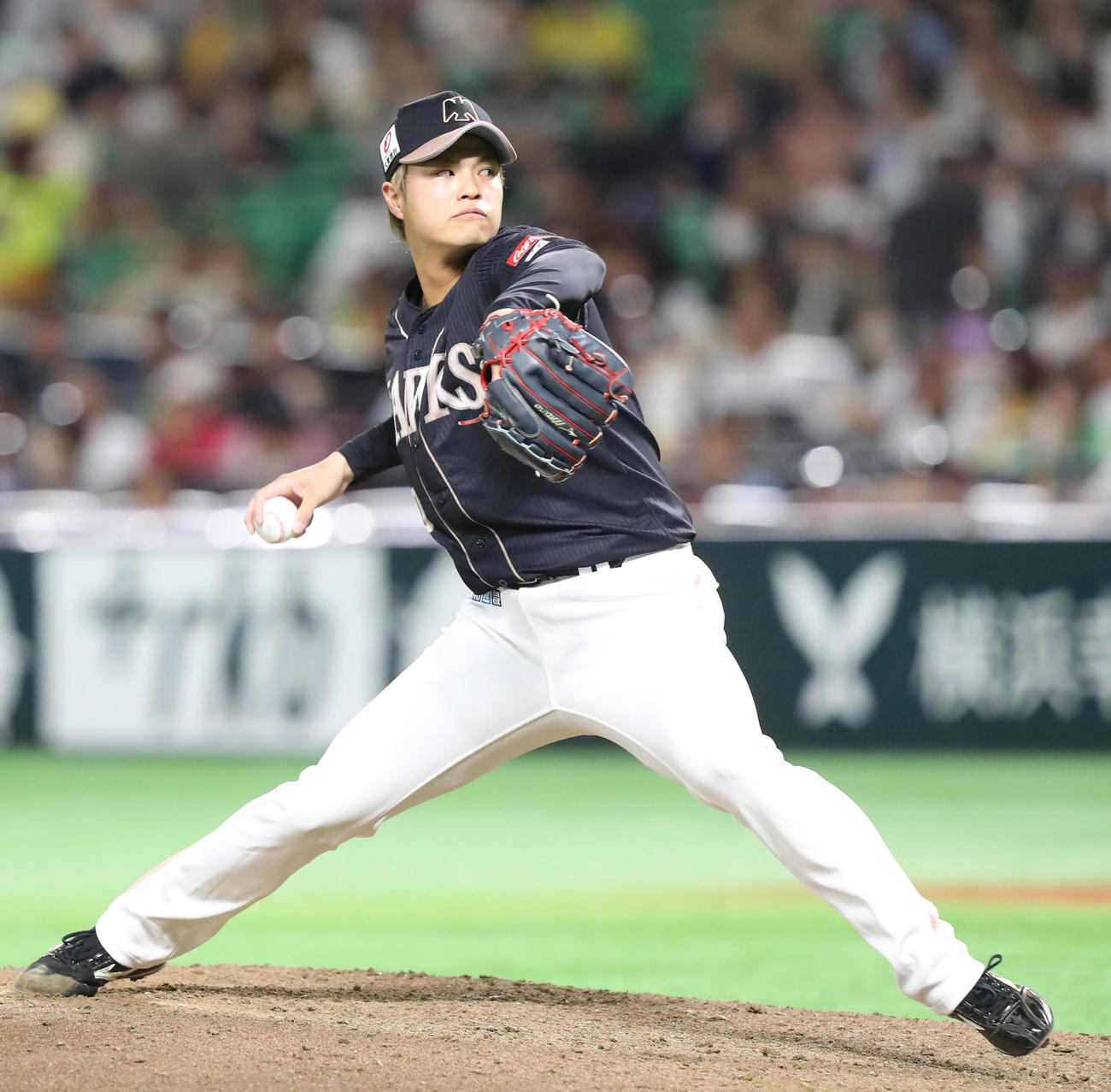 ソフトバンク対ロッテ　延長10回、ソフトバンク8番手として登板した甲斐野（撮影・冨田成美）