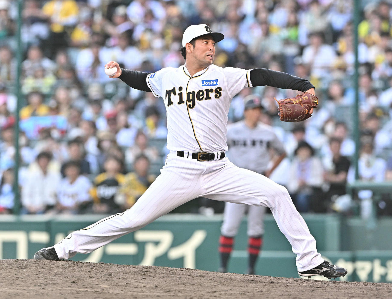 阪神対巨人　9回表、阪神5番手で投球する加治屋（撮影・滝沢徹郎）