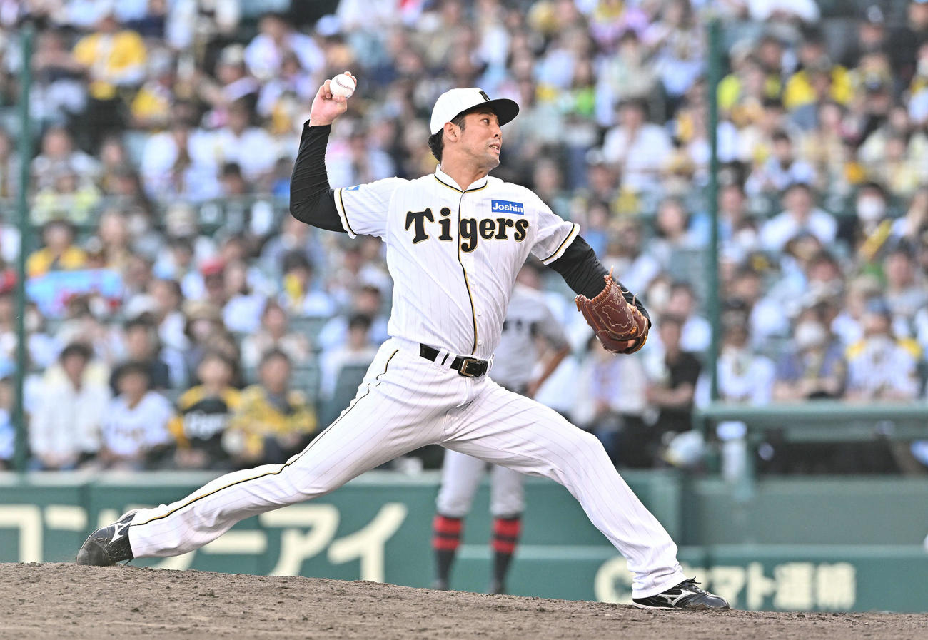 阪神対巨人　9回表、阪神5番手で投球する加治屋（撮影・滝沢徹郎）