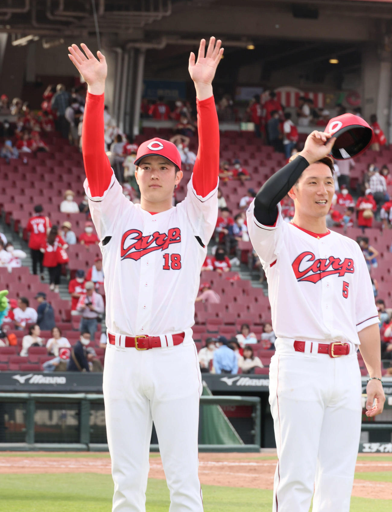 広島対ヤクルト　ファンの声援に応える森下（左）と西川（撮影・加藤孝規）