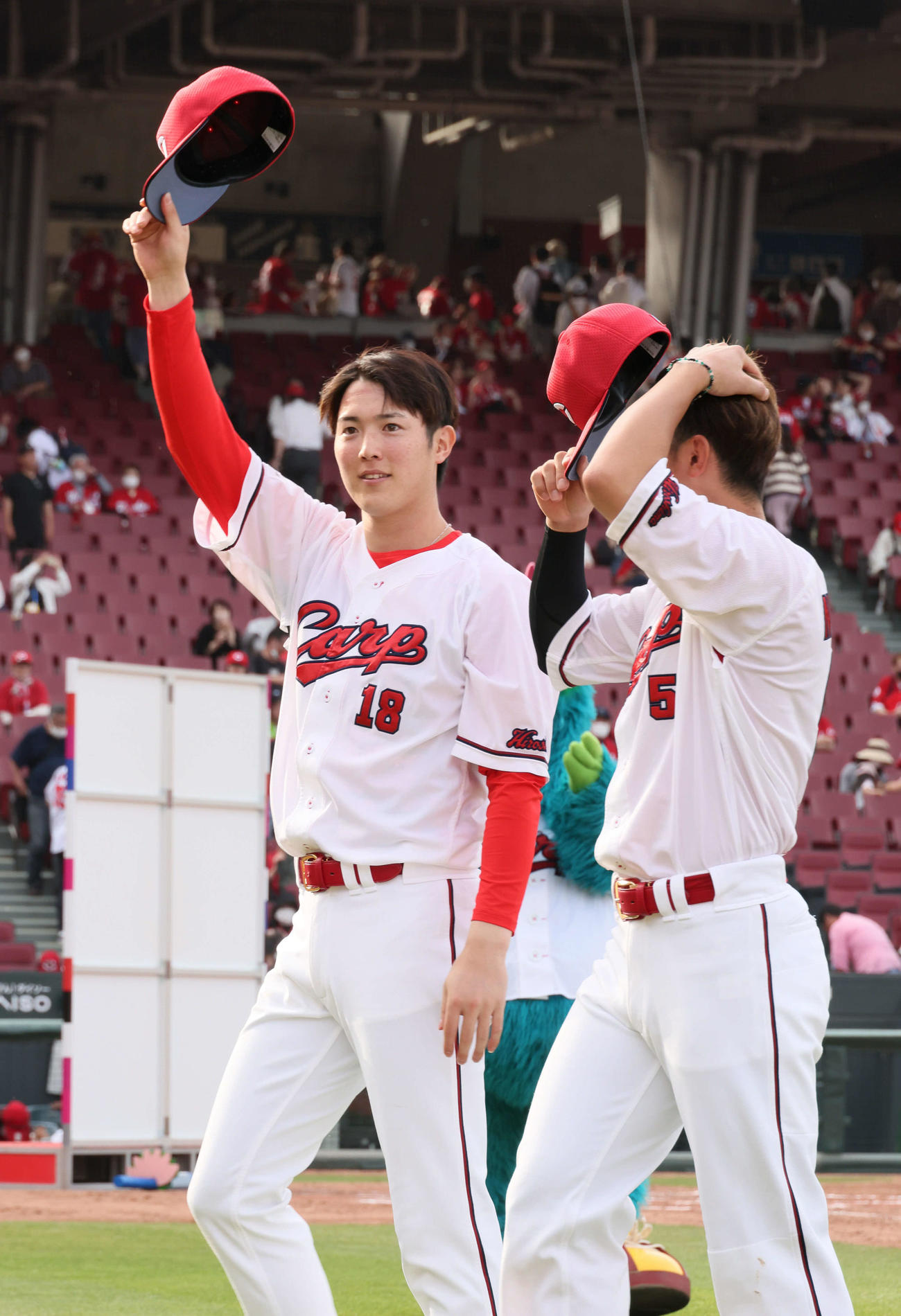 広島対ヤクルト　ファンの声援に応える森下（左）と西川（撮影・加藤孝規）