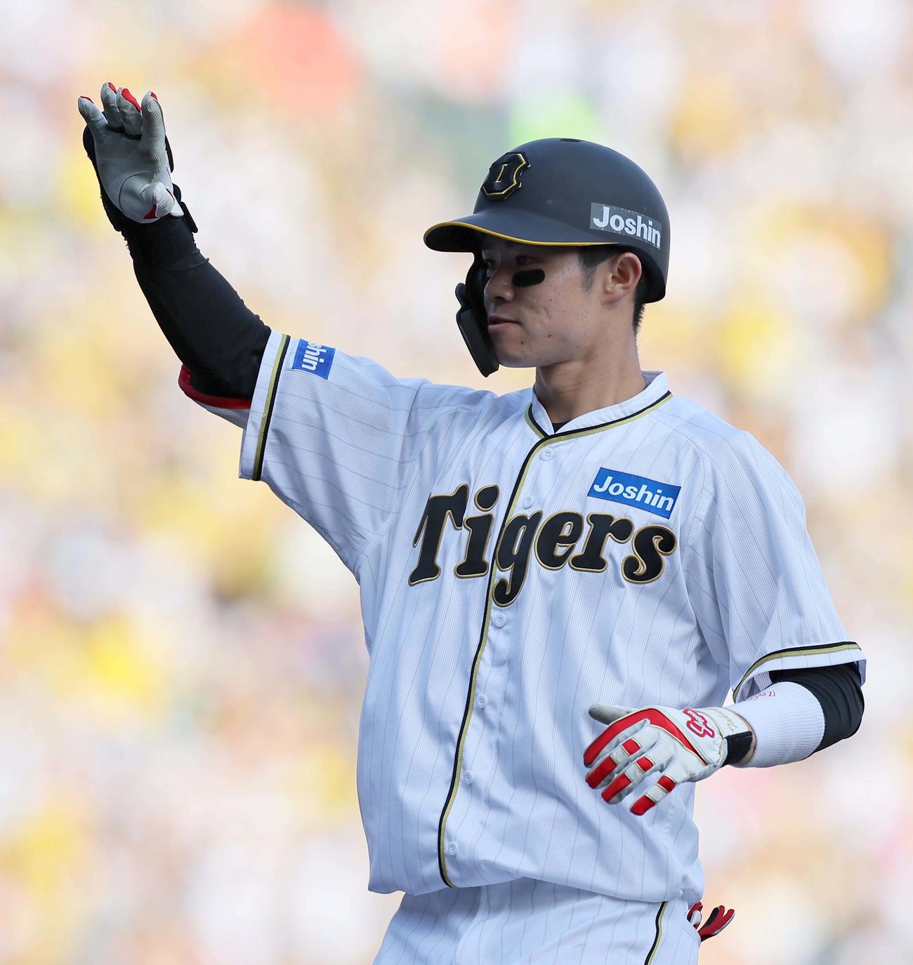 7回裏阪神2死二、三塁、中前に2点適時打を放った中野はポーズを決める（撮影・上田博志）