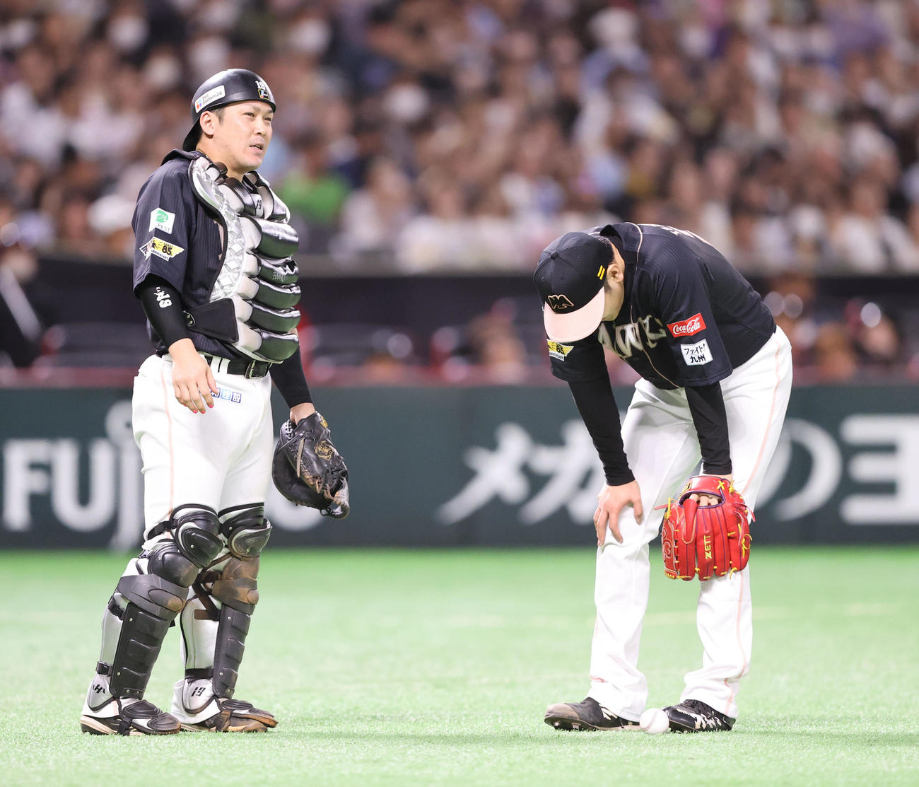 3回表ロッテ無死、池田来翔の打球を処理しようとした石川は甲斐にぶつかり投内野安打となる（撮影・梅根麻紀）