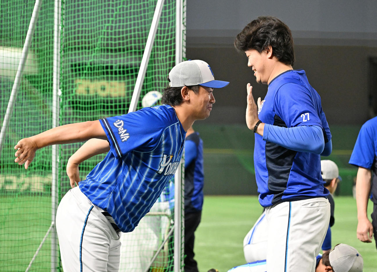 巨人対DeNA　試合前練習で手押し相撲をするDeNA今永（左）は上茶谷に攻められる（2023年5月24日撮影）