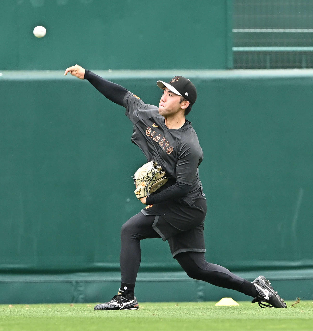 27日、キャッチボールで調整する巨人松井颯（撮影・滝沢徹郎）