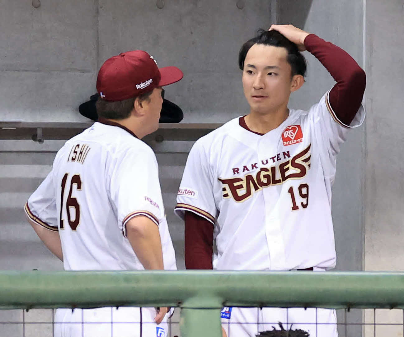 楽天荘司（右）は石井監督から声を掛けられる（2023年5月17日撮影）