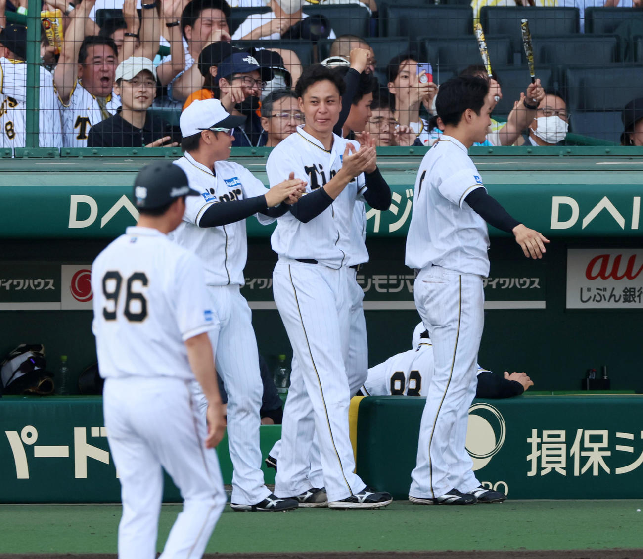 阪神対巨人　7回裏阪神2死一、二塁、大竹は近本の中前先制適時打に、顔をゆがめて拍手を送る（撮影・加藤哉）